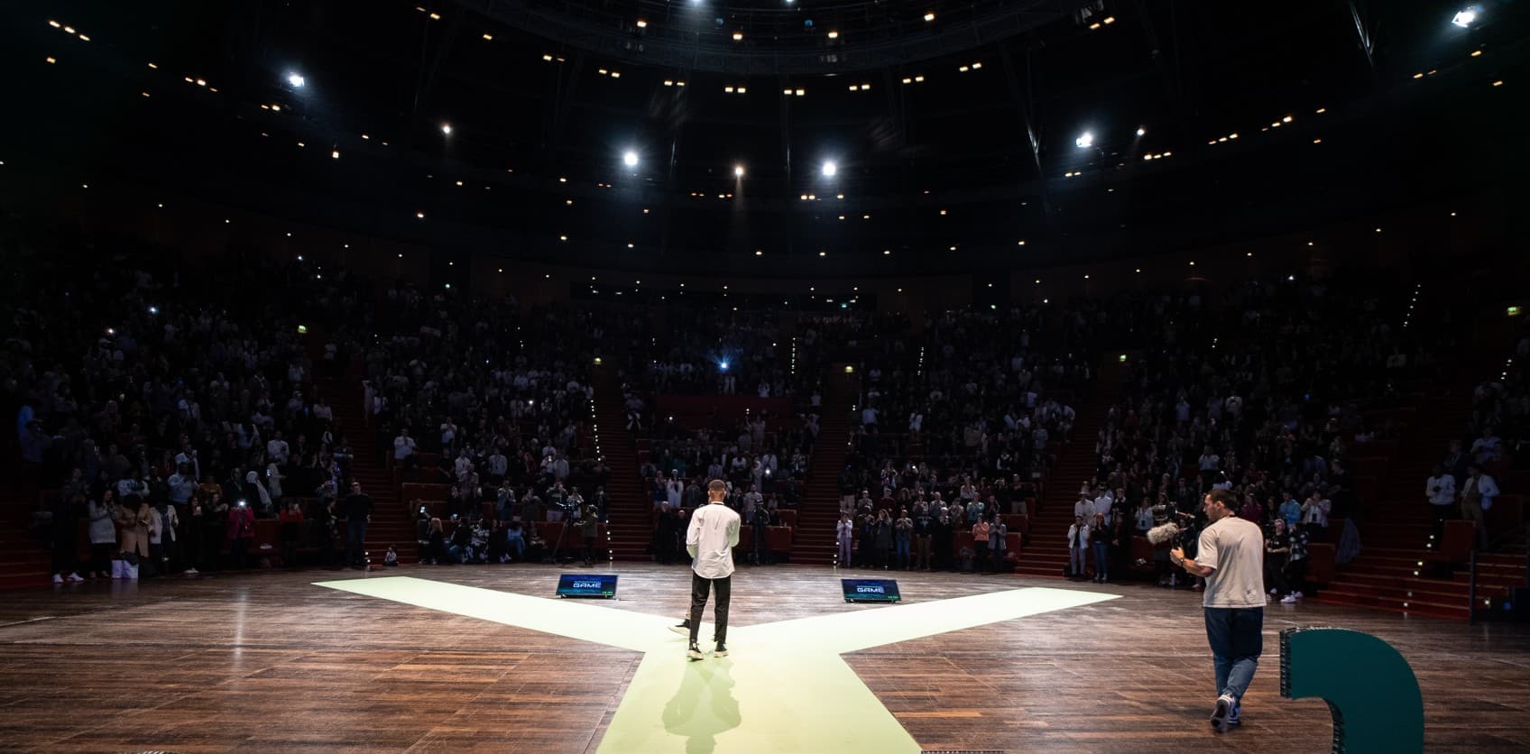 Brice Delannay intervenant lors d'une conférence devant des centaines de traders - démonstration d'expertise et d'autorité dans le domaine