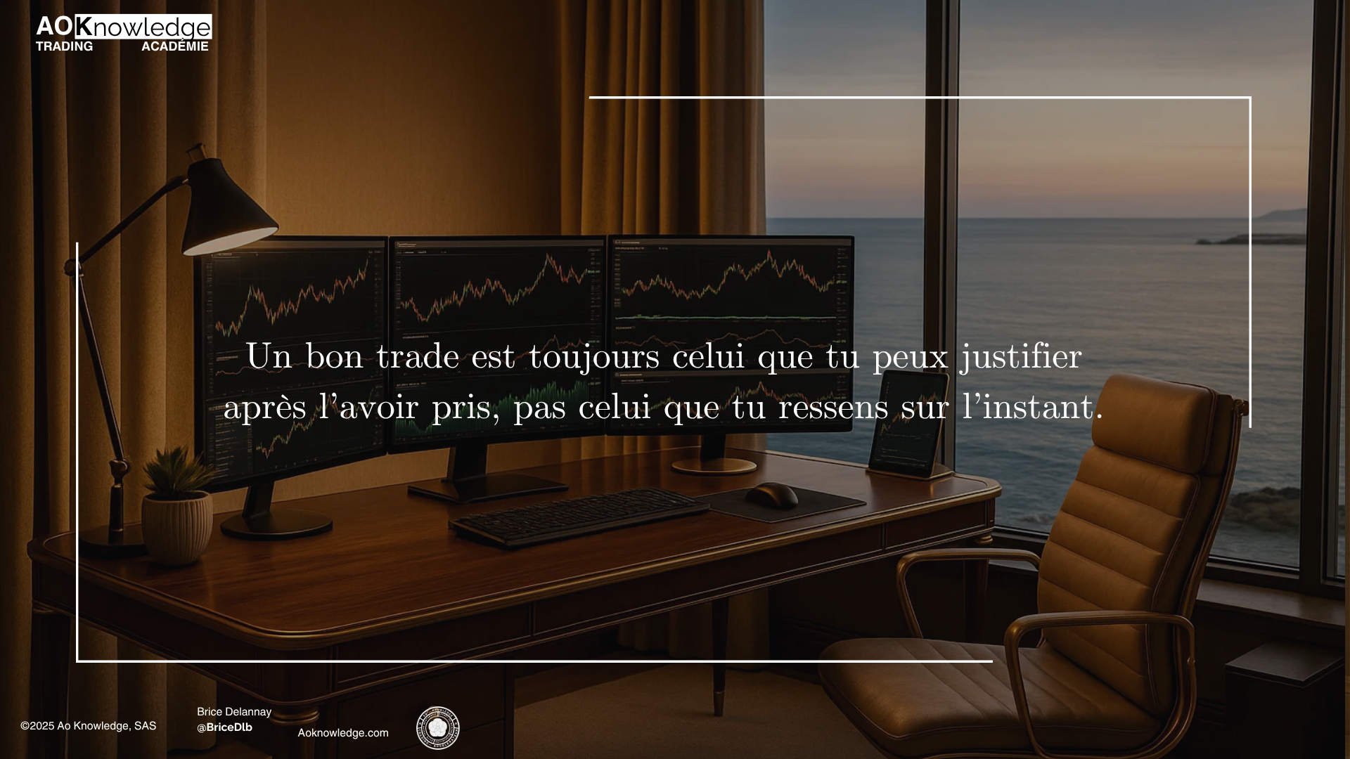 Citation AOKnowledge sur fond de bureau de trading : « Un bon trade est toujours celui que tu peux justifier après l’avoir pris, pas celui que tu ressens sur l’instant. »