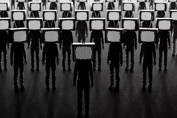 Illustration en noir et blanc : une foule de silhouettes identiques dont la tête est un téléviseur diffusant une spirale hypnotique, métaphore des croyances de trading répétées de mentor en mentor sans être remises en question