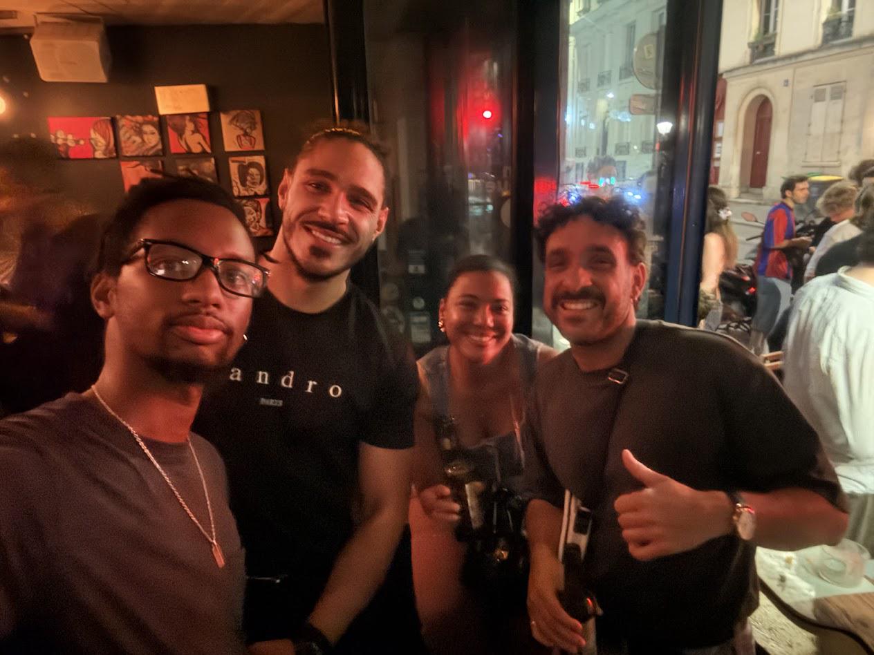 Photo de groupe de la communauté AOKnowledge : quatre membres réunis un soir dans un bar parisien